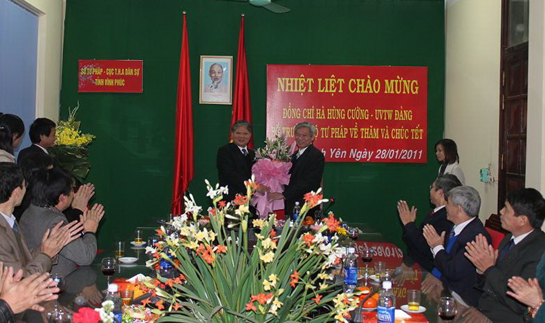 Justice Minister Ha Hung Cuong paid a pre-Tet visit to Vinh Phuc province