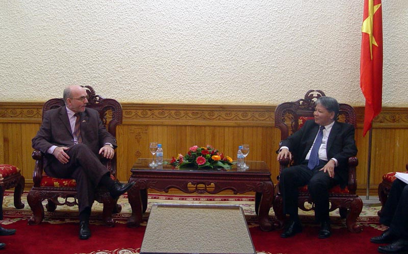 Minister Ha Hung Cuong received the out-going Ambassador of Sweden, Mr Rolf Bergman