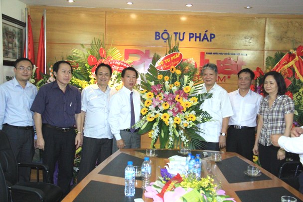 Minister of Justice Ha Hung Cuong congratulated Vietnam Law Newspaper on the occasion of the 90th Vietnam Revolutionary Press Day