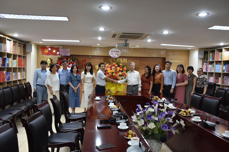 Bộ Tư pháp chúc mừng NXB Tư pháp nhân kỷ niệm Ngày truyền thống Xuất bản, In và Phát hành sách