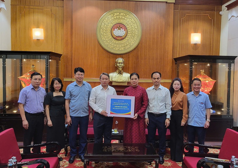 Bộ Tư pháp trao 740 triệu đồng ủng hộ đồng bào vùng bão lũ