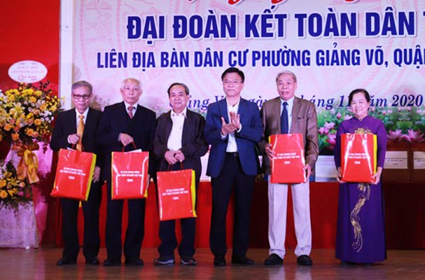 Bộ trưởng Lê Thành Long tham dự ngày Hội Đại đoàn kết toàn dân tộc phường Giảng Võ năm 2020