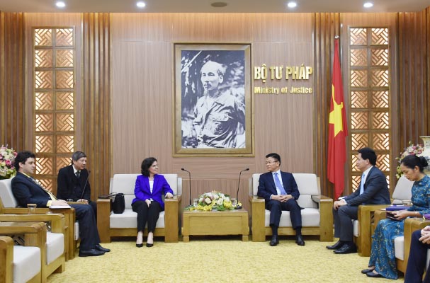 Bộ trưởng Lê Thành Long tiếp và trao Kỷ niệm chương "Vì sự nghiệp tư pháp" cho Đại sứ Cuba tại Việt Nam
