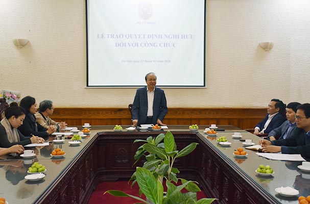 Trao quyết định nghỉ hưu cho nguyên Phó Tổng Biên tập Báo Pháp luật Việt Nam Vũ Hoàng Diệp