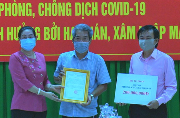 Bộ Tư pháp hỗ trợ cho người dân Kiên Giang bị thiệt hại do xâm nhập mặn và phòng chống dịch Covid-19