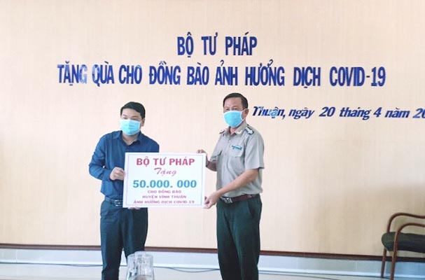 Bộ Tư pháp hỗ trợ nhân dân huyện Vĩnh Thuận, tỉnh Kiên Giang vượt qua khó khăn do dịch Covid-19 gây ra