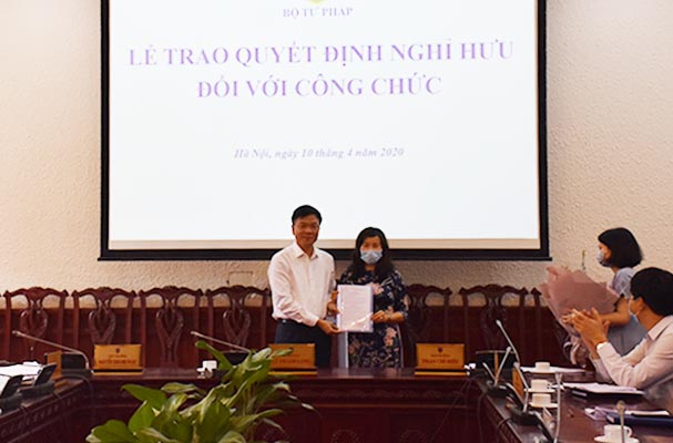 Bộ Tư pháp trao quyết định nghỉ hưu cho đồng chí Nguyễn Thị Minh, nguyên Cục trưởng Cục Trợ giúp pháp lý