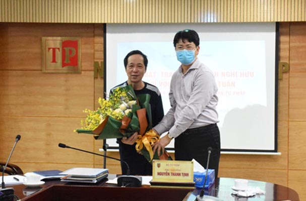 Thứ trưởng Nguyễn Thanh Tịnh trao Quyết định nghỉ hưu cho cán bộ Nhà xuất bản Tư pháp