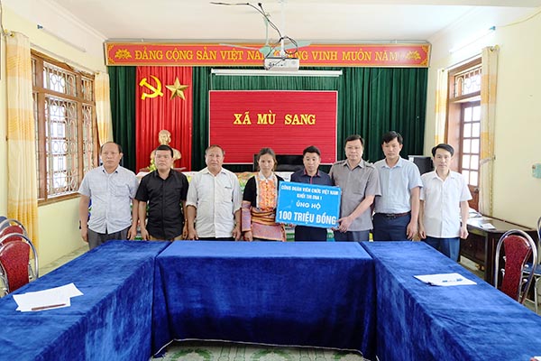 Hỗ trợ gia đình công chức xã Mù Sang, huyện Phong Thổ, tỉnh Lai Châu bị ảnh hưởng của thiên tai