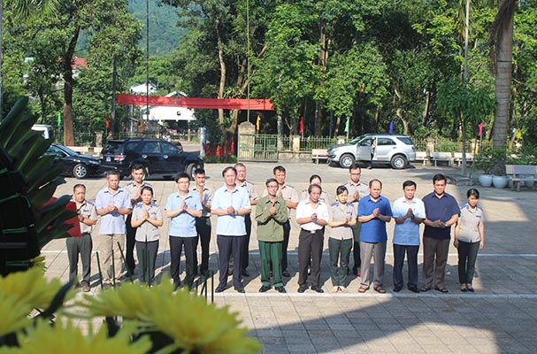Hội Cựu chiến binh Cơ quan Bộ Tư pháp dâng hương ở Nghĩa trang liệt sỹ Vị Xuyên