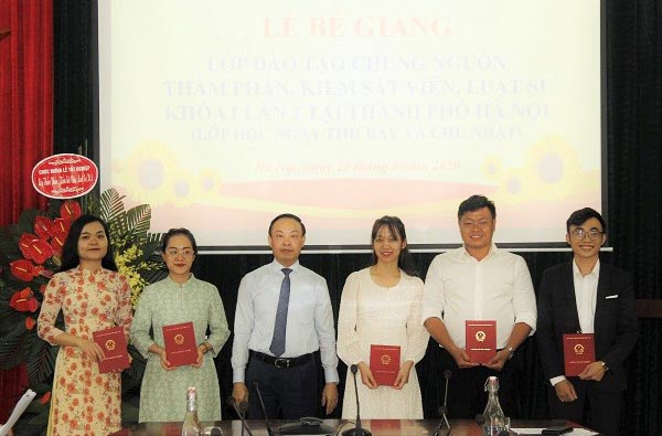 Bế giảng Lớp đào tạo chung nguồn thẩm phán, kiểm sát viên, luật sư khóa 1 lần 2 tại Hà Nội