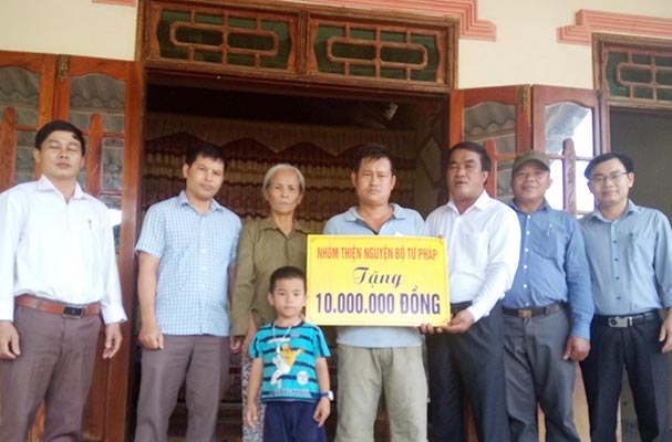Công đoàn Sở Tư pháp Quảng Trị trao quà cho gia đình có hoàn cảnh đặc biệt khó khăn tại xã Kim Thạch - Vĩnh Linh.