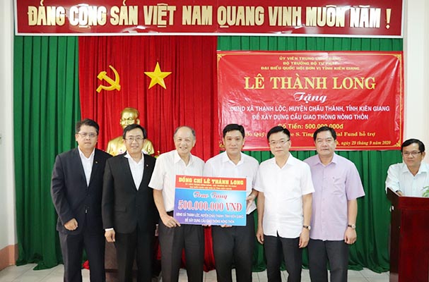 Bộ trưởng Lê Thành Long trao tặng kinh phí xây 2 cây cầu giao thông nông thôn