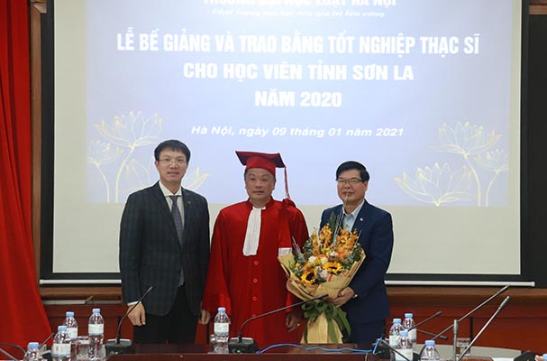 Lễ Bế giảng và trao bằng tốt nghiệp Thạc sĩ cho học viên tỉnh Sơn La năm 2020