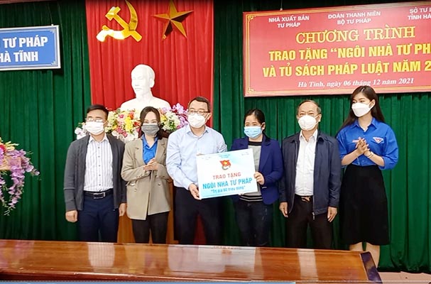 ​Trao tặng “Ngôi nhà Tư pháp” và Tủ sách pháp luật năm 2021 tại tỉnh Hà Tĩnh