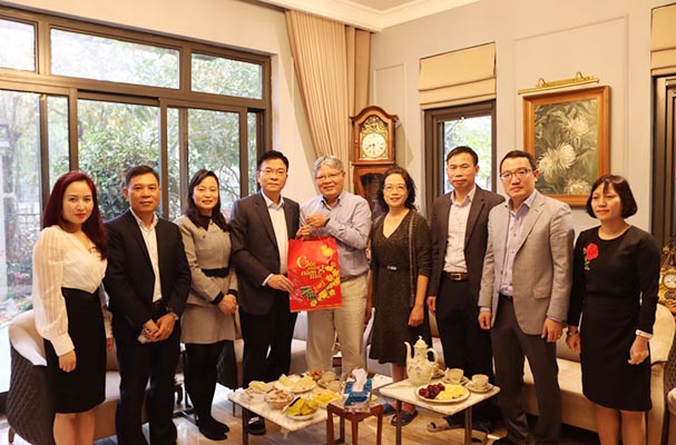Bộ trưởng Tư pháp Lê Thành Long thăm, chúc Tết gia đình nguyên lãnh đạo Bộ