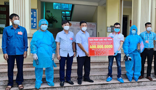 Báo Pháp luật Việt Nam trao gần 1 tỷ đồng ủng hộ Bắc Giang chống dịch COVID-19