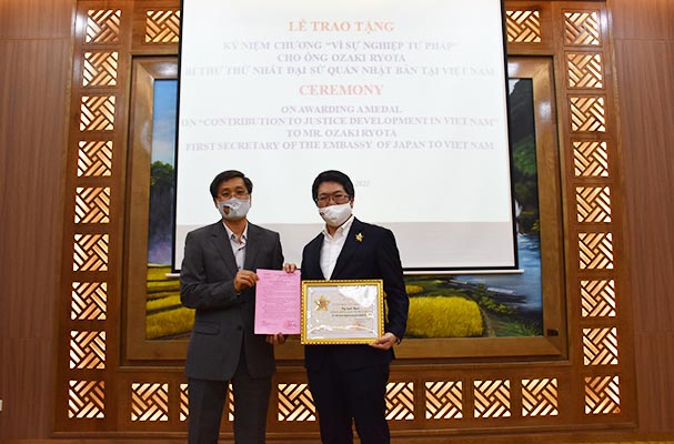Trao Kỷ niệm chương Vì sự nghiệp tư pháp cho Bí thư thứ nhất Đại sứ quán Nhật Bản tại Việt Nam