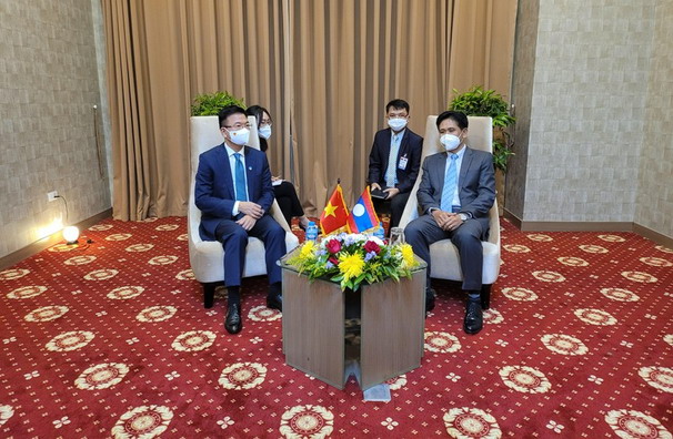 Bộ trưởng Tư pháp Lê Thành Long gặp gỡ thân tình với Bộ trưởng Tư pháp Lào Phayvi SYBOULYPHA