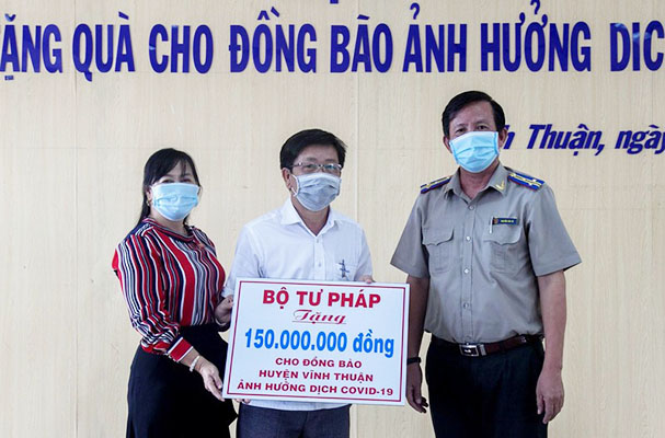 Bộ trưởng Bộ Tư pháp giúp đỡ người dân Kiên Giang gặp khó khăn do dịch bệnh COVID-19