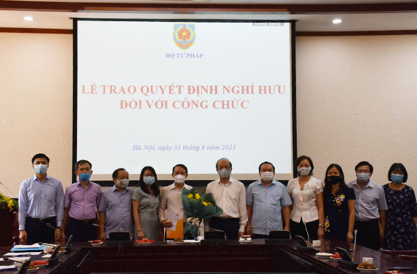 Trao Quyết định nghỉ hưu cho đồng chí Nguyễn Văn Vẻ, Trưởng phòng Phòng Quản lý công chứng, thừa phát lại