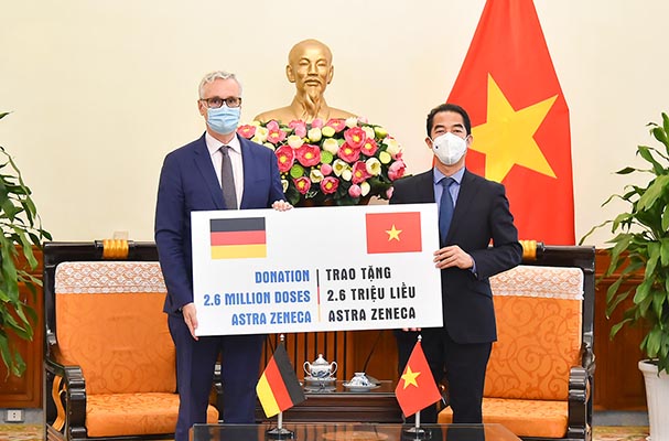 Việt Nam tiếp nhận 2,6 triệu liều vaccine ngừa COVID-19 từ Chính phủ Đức