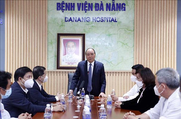 Chủ tịch nước thăm, động viên lực lượng y tế tại Đà Nẵng