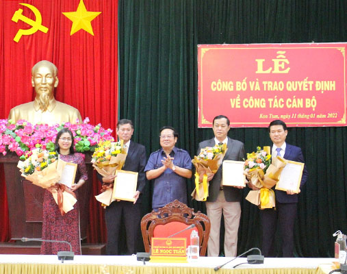 Ủy ban nhân dân tỉnh Kon Tum công bố và trao Quyết định bổ nhiệm Giám đốc Sở Tư pháp