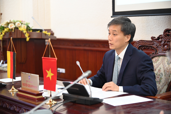 Thứ trưởng Bộ Tư pháp Nguyễn Khánh Ngọc phát biểu tại lễ ký kết (Ảnh: Lê Huy).