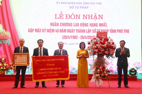 Sở Tư pháp tỉnh Phú Thọ đón nhận Huân chương Lao động hạng Nhất