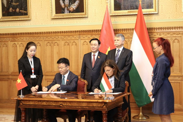 Bộ trưởng Tư pháp Việt Nam và Hungary ký Chương trình hợp tác giữa hai Bộ Tư pháp giai đoạn 2022-2023