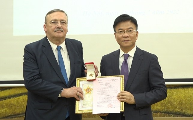 Trao Kỷ niệm chương Vì sự nghiệp tư pháp cho Đại sứ đặc mệnh toàn quyền Hung-ga-ry tại Việt Nam