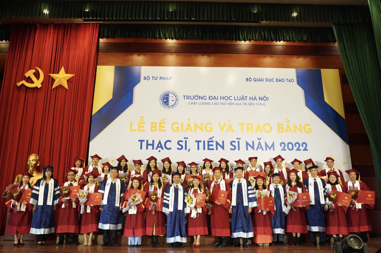 Trường Đại học Luật Hà Nội tổ chức Lễ bế giảng, trao bằng thạc sĩ, tiến sĩ tốt nghiệp năm 2022
