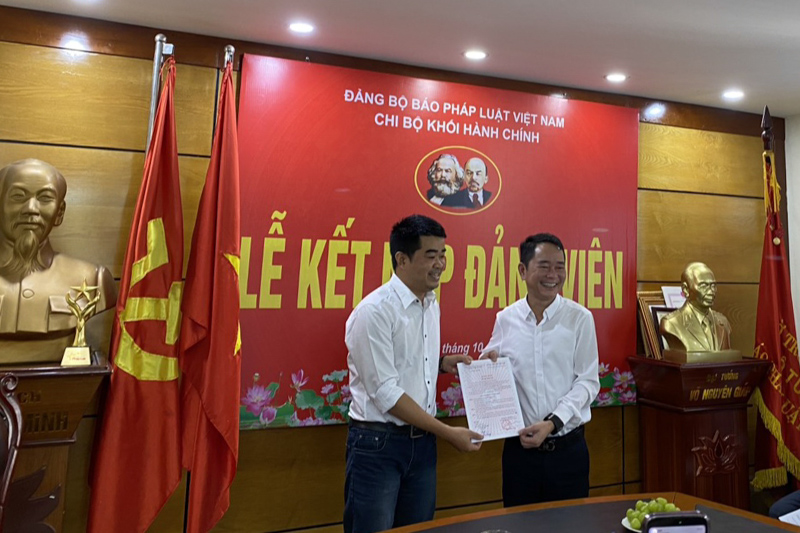 Chi bộ Khối Hành chính-Đảng bộ Báo Pháp luật Việt Nam: Kết nạp đảng viên và Sinh hoạt chi bộ tháng 10