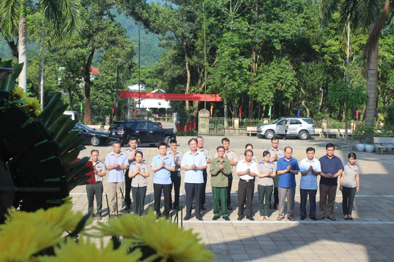 Hội Cựu chiến binh Cơ quan Bộ Tư pháp dâng hương ở Nghĩa trang liệt sỹ Vị Xuyên
