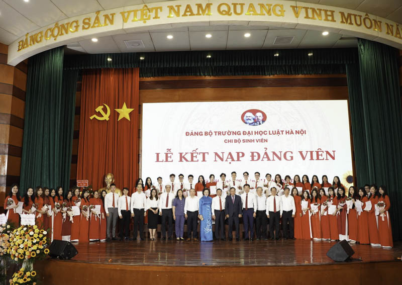 Trường Đại học Luật Hà Nội kết nạp 77 sinh viên ưu tú vào Đảng
