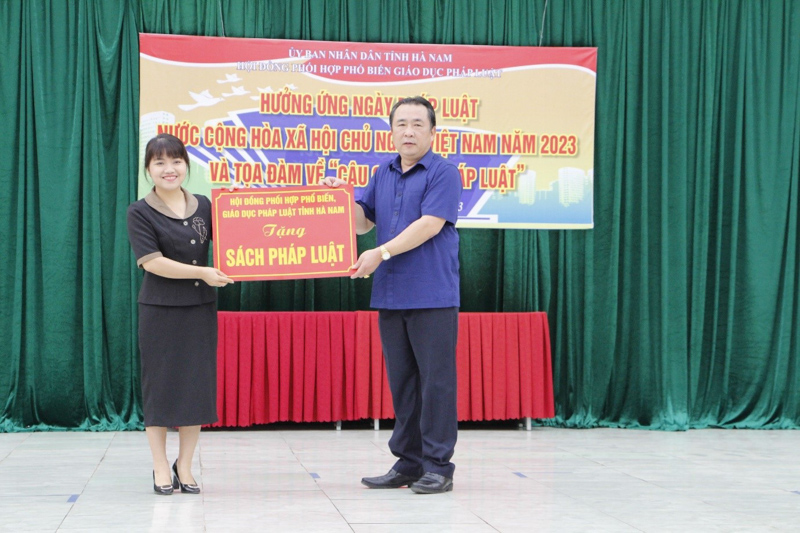 Hà Nam: Tổ chức hưởng ứng Ngày Pháp luật Việt Nam và tọa đàm về “Câu chuyện pháp luật”