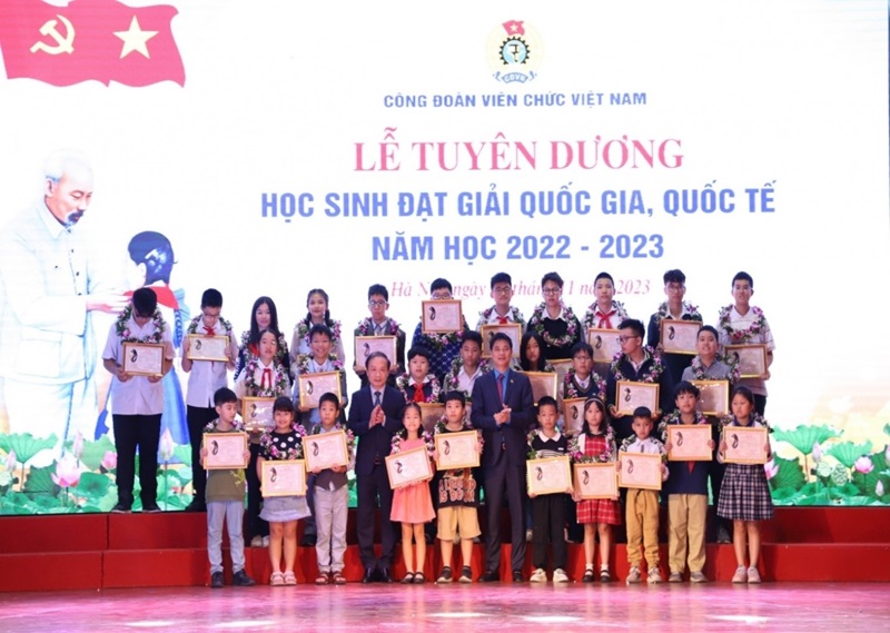 Công đoàn Viên chức tổ chức Lễ Tuyên dương học sinh đạt giải quốc gia, quốc tế năm học 2022 - 2023