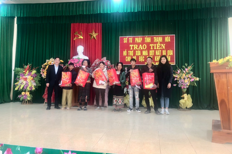 Sở Tư pháp Thanh Hóa: Trao quà cho các hộ gia đình có hoàn cảnh khó khăn tại xã Thanh Hòa
