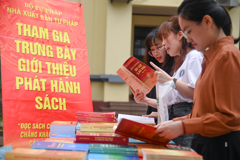 Bộ Tư pháp hưởng ứng Ngày Sách và Văn hóa đọc Việt Nam năm 2023