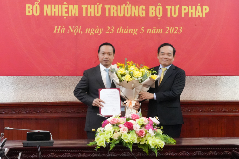 Phó Thủ tướng Trần Lưu Quang trao quyết định bổ nhiệm Thứ trưởng Bộ Tư pháp Trần Tiến Dũng
