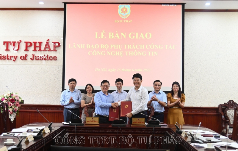 Bàn giao công tác phụ trách giữa Thứ trưởng Nguyễn Thanh Tịnh và Thứ trưởng Mai Lương Khôi