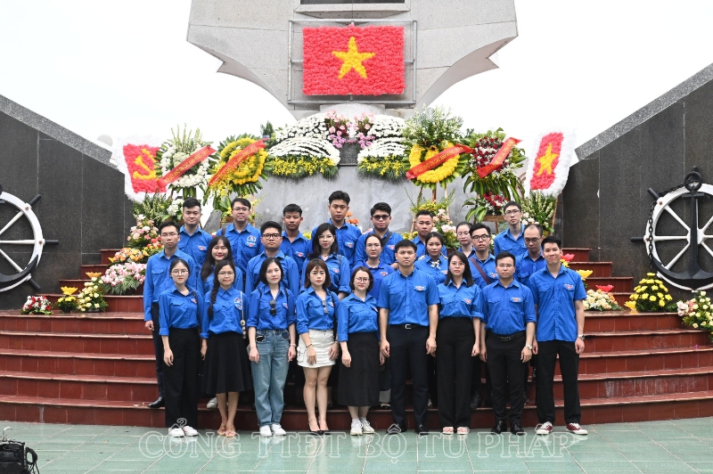 Đoàn Thanh niên Bộ Tư pháp dâng hương tưởng niệm tại Bến tàu không số và thăm bảo tàng Hải quân