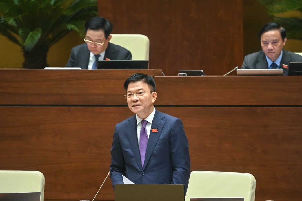 Bộ trưởng Lê Thành Long trả lời chất vấn tại Phiên họp thứ 25 của Ủy ban Thường vụ Quốc hội