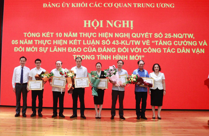 Đảng ủy BTP nhận bằng khen của Đảng ủy khối CCQTW tại hội nghị tổng kết 10 năm thực hiện NQ 25-NQ/TW