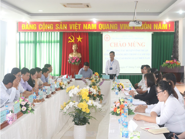 Trường Cao đẳng Luật miền Nam làm việc với Đoàn công tác huyện Vĩnh Thuận