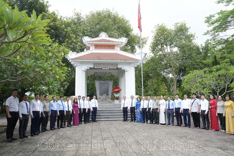 Bộ trưởng Nguyễn Hải Ninh dâng hương tại Khu Di tích lịch sử Bộ Tư pháp