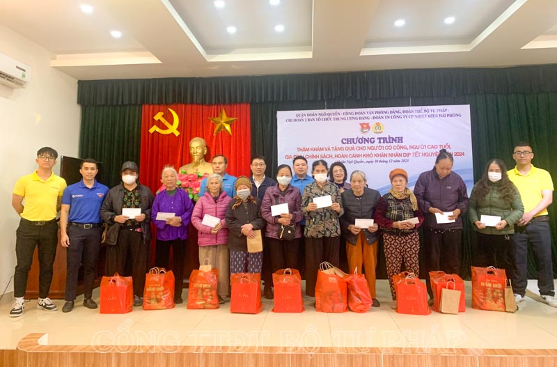 Tổ Công đoàn Văn phòng Đảng - Đoàn thể tổ chức hoạt động an sinh xã hội nhân dịp Tết 2024