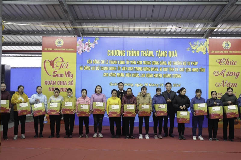 Bộ trưởng Lê Thành Long tặng quà Tết cho công nhân lao động và gia đình chính sách tại Thanh Hóa