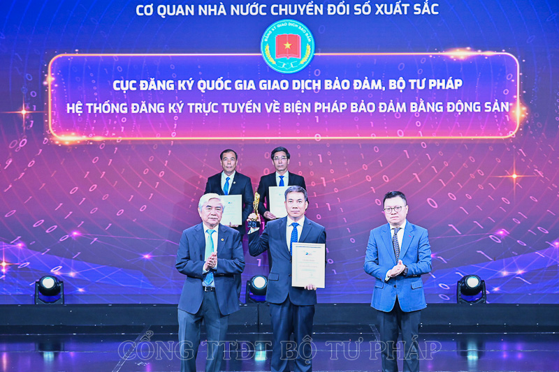 Cục Đăng ký quốc gia giao dịch bảo đảm được vinh danh “Cơ quan Nhà nước chuyển đổi số xuất sắc 2024”